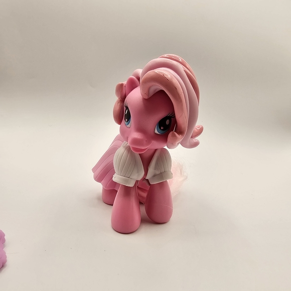 My Little Pony Pink Figure with Outfits, Brushable Tail - Picture 3 of 11
